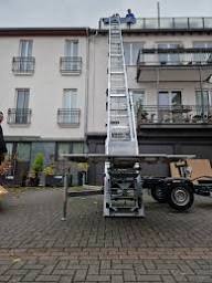 Noleggio autoscale a Cumiana per traslochi ai piani alti con operatore Leo Noleggi