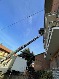 Noleggio autoscale a Leini per traslochi e sollevamento mobili